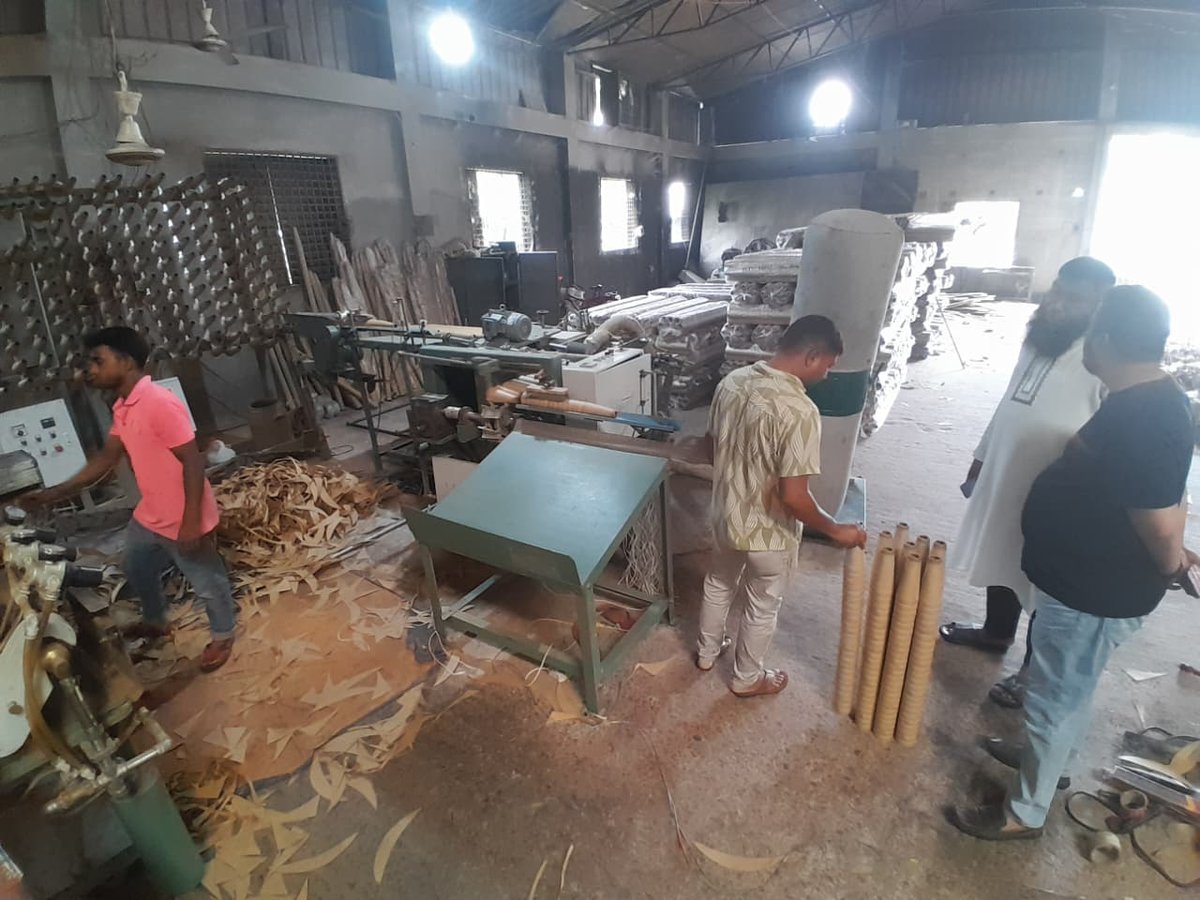 কোন তৈরির মেশিনের সামনে হাতে কোন পরীক্ষা করা হচ্ছে